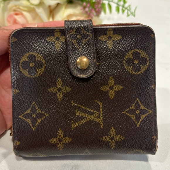 Authentic Louis Vuitton compact wallet - Picture 2 of 14